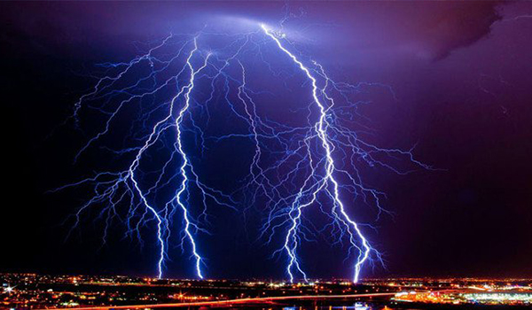 Tia sét có thể lan truyền theo dây dẫn gây thiệt hại cho các thiết bị trong công trình.