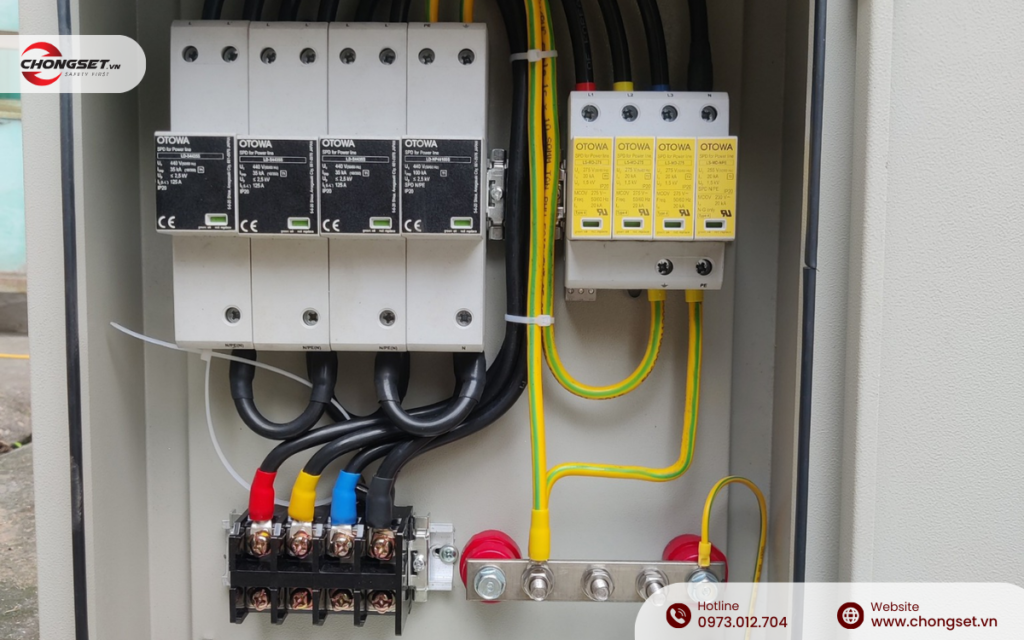 Thiết bị chống sét 3 pha chuyên dụng giúp bảo vệ hệ thống điện nhà máy.